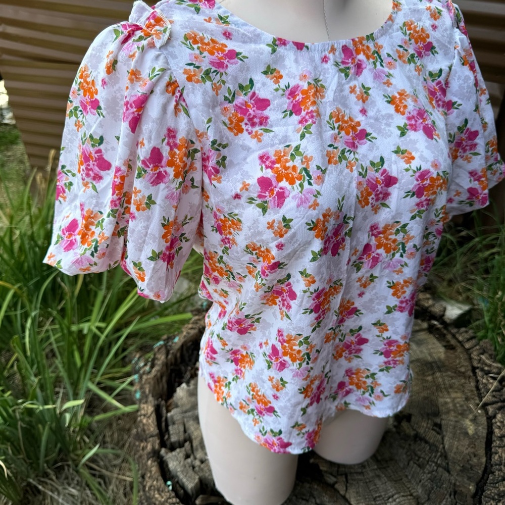 🌸 RoomMates Floral Top 🌸